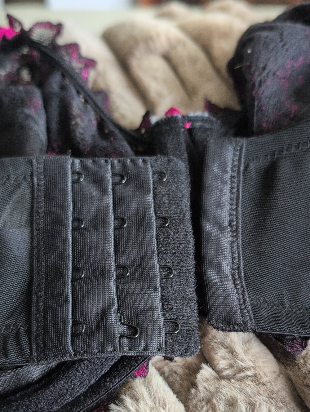 Voglo Black & Fuchsia Lace Underwire Bra Size 44C - Picture 8 of 11